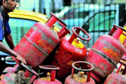 Govt allows to sell small cylinders at petrol pumps